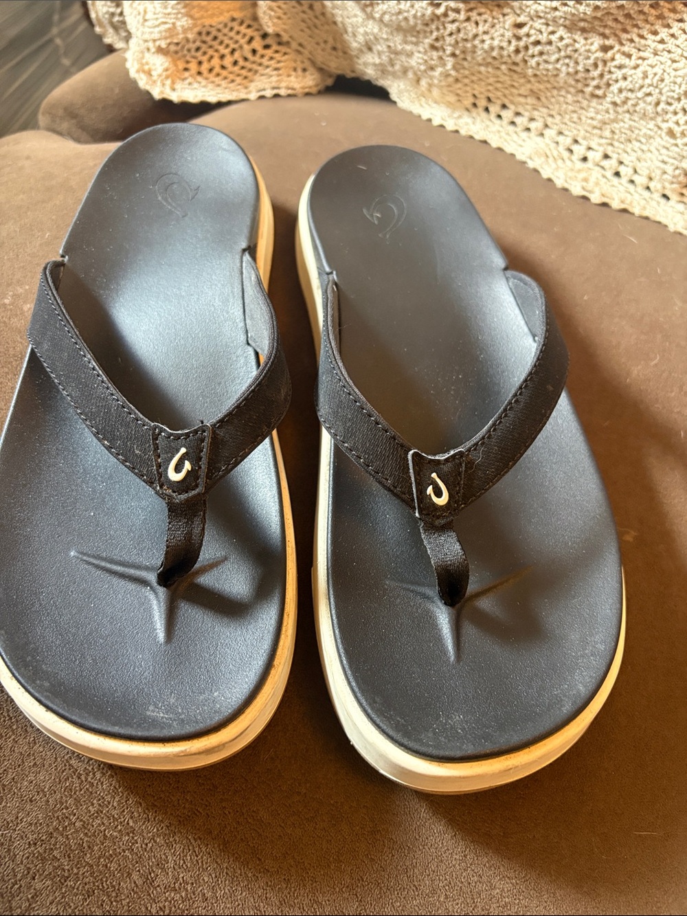 Olukai 10 Black Flip Flop Sandals with Cream Platform